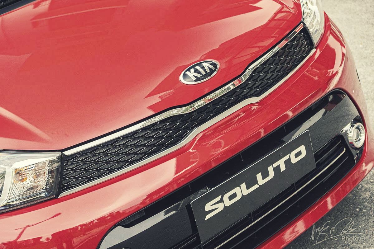 Đánh giá xe Kia Soluto AT Luxury 2020: Lưới tản nhiệt hình mũi hổ.