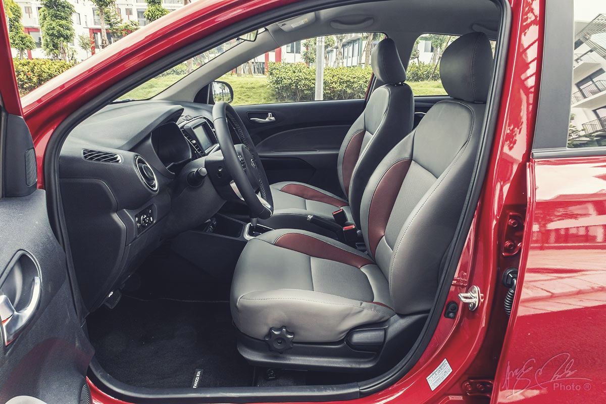 Đánh giá xe Kia Soluto AT Luxury 2020: Ghế ngồi được bọc da với 2 tông màu Xám - Đỏ.