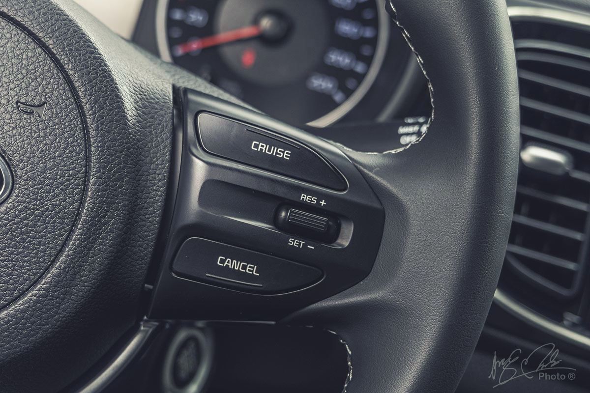Đánh giá xe Kia Soluto AT Luxury 2020: Các nút bấm tích hợp trên vô-lăng 1.