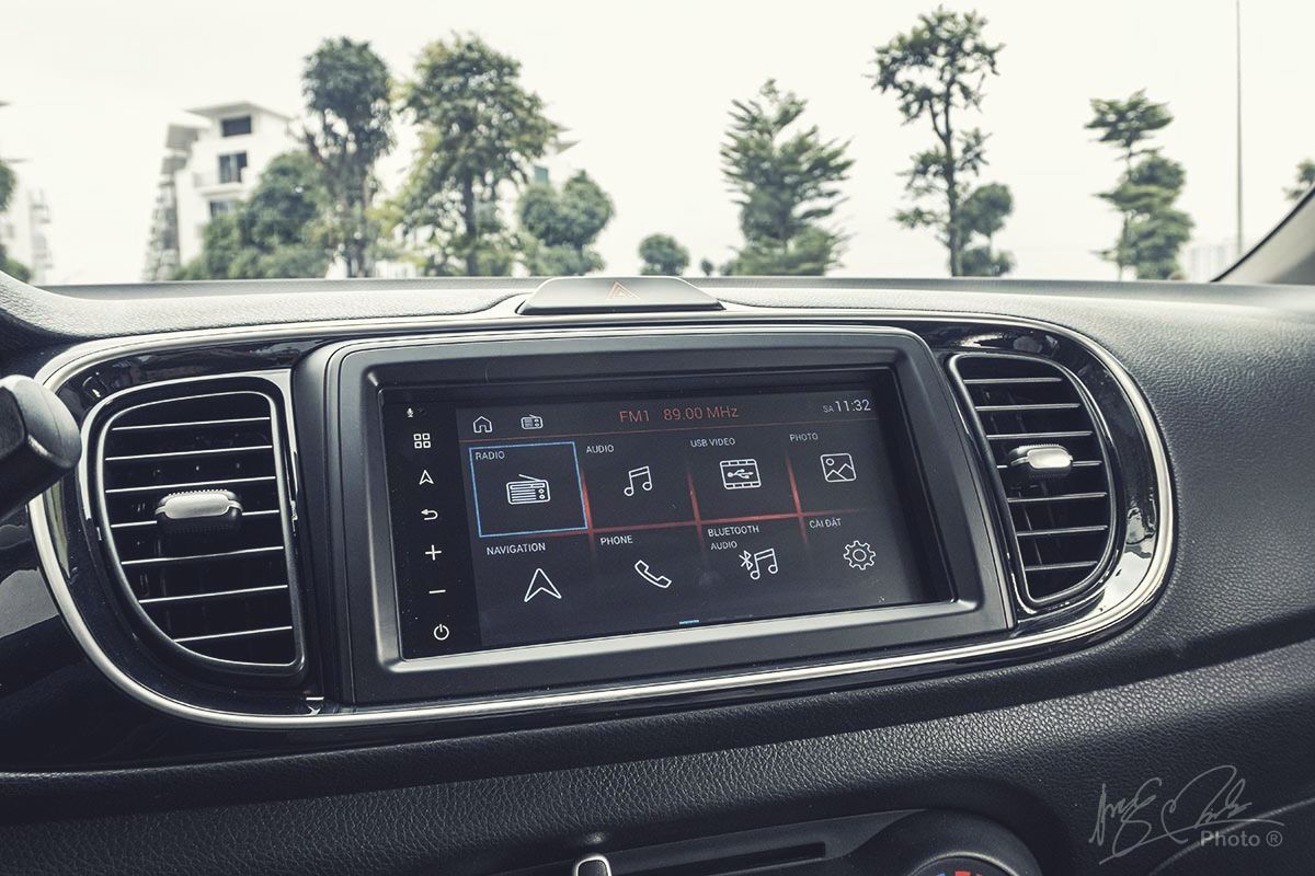 Đánh giá xe Kia Soluto AT Luxury 2020: Màn hình giải trí 7 inch cảm ứng.
