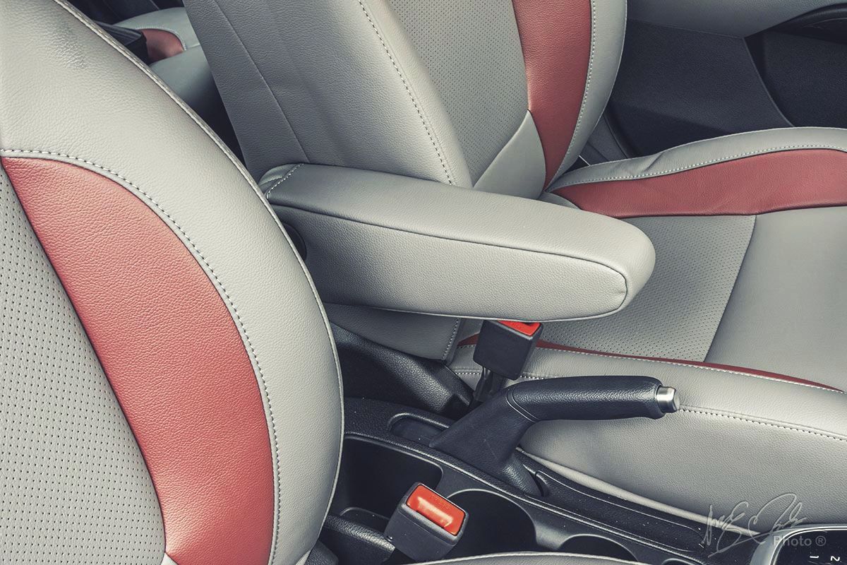Đánh giá xe Kia Soluto AT Luxury 2020: Tựa tay cho ghế lái.
