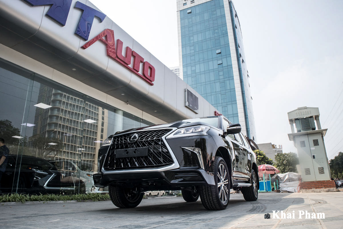 Ảnh trước phải xe Lexus LX570 Super Sport 2020