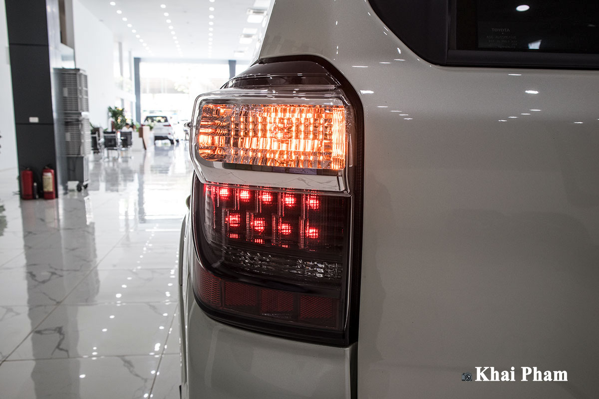 Ngắm bộ ảnh chi tiết xe Toyota 4Runner Limited nhập Mỹ tại Việt Nam 14 Ảnh đèn hậu trái xe Toyota 4Runner Limited