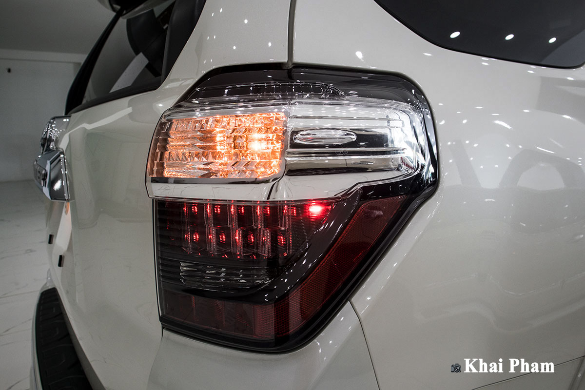 Ngắm bộ ảnh chi tiết xe Toyota 4Runner Limited nhập Mỹ tại Việt Nam 15 Ảnh đèn hậu phải xe Toyota 4Runner Limited