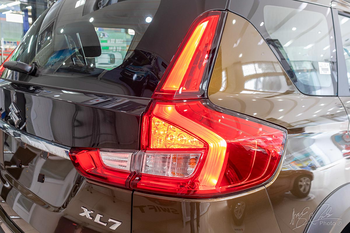 Đánh giá xe Suzuki XL7 2020: Cụm đèn hậu LED hình chữ L tương tự như Ertiga.