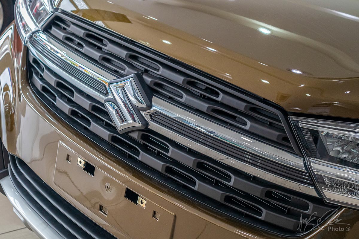 Đánh giá xe Suzuki XL7 2020: Lưới tản nhiệt nổi bật thanh nan crôm to bản chính giữa.