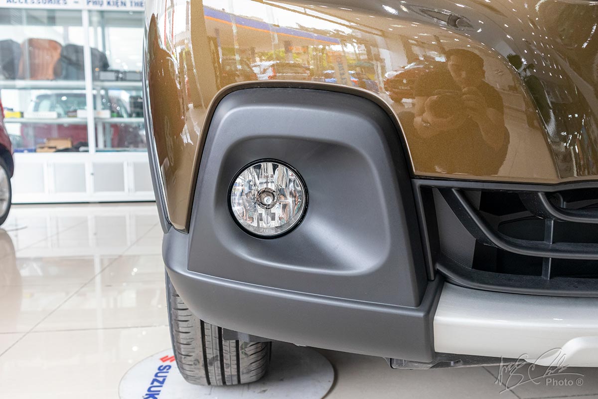 Đánh giá xe Suzuki XL7 2020: Cụm đèn sương mù Halogen.