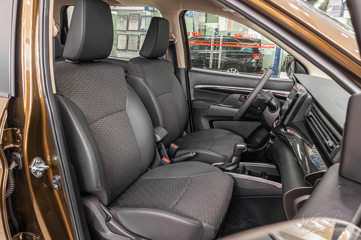 Đánh giá xe Suzuki XL7 2020: Hàng ghế trước.