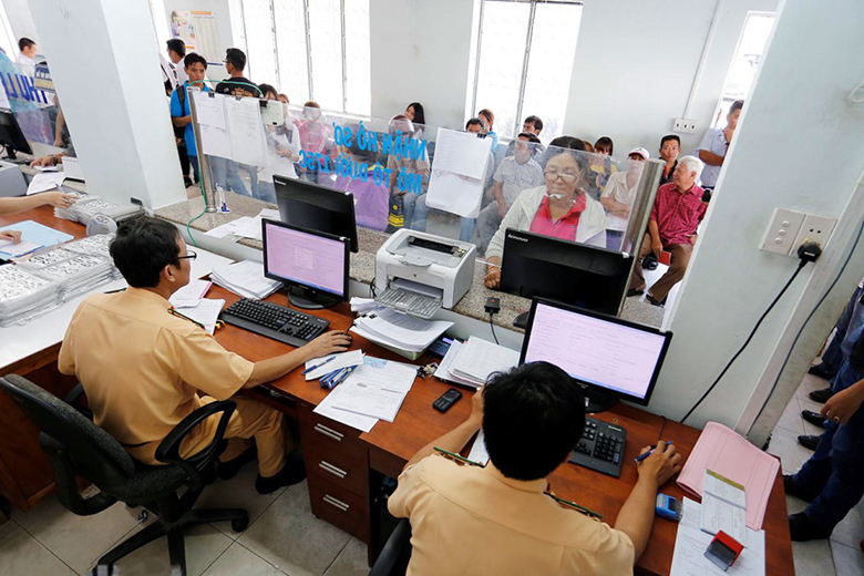 Làm thủ tục sang tên đổi chủ khi mua ô tô cũ...