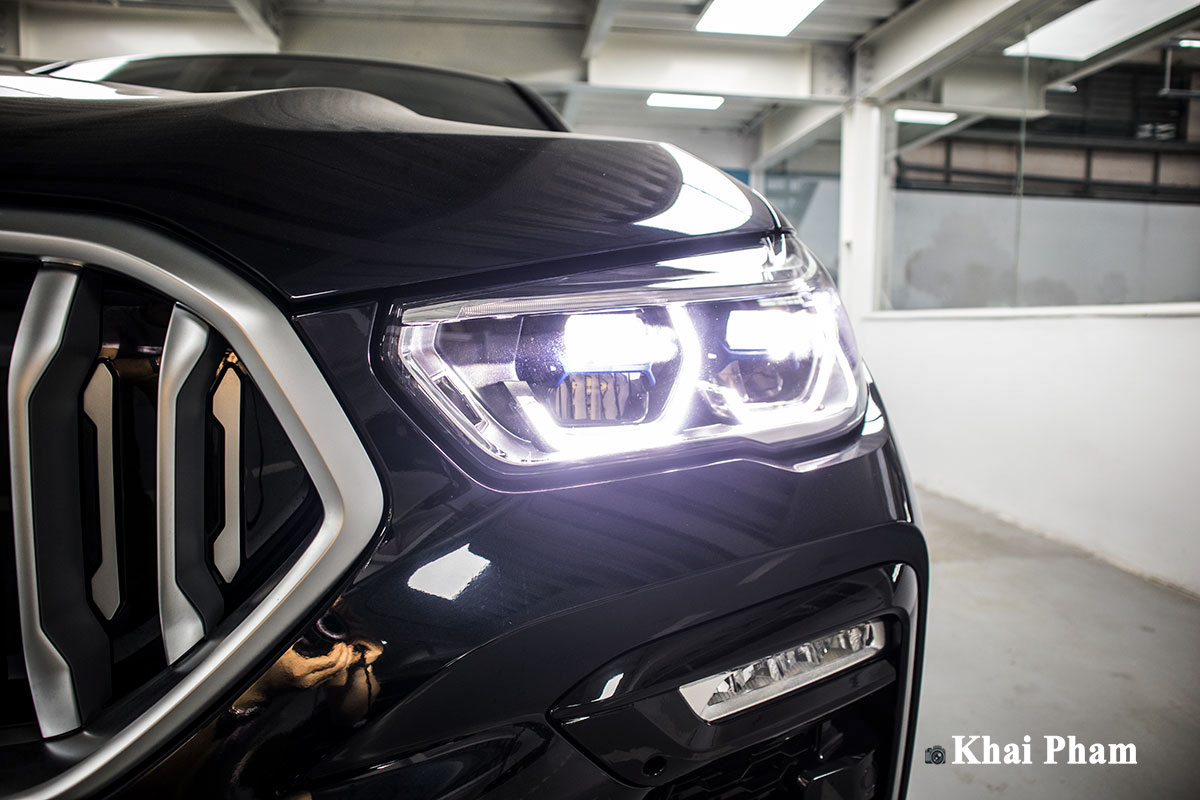 Ảnh đèn pha phải sáng xe BMW X6 2020 