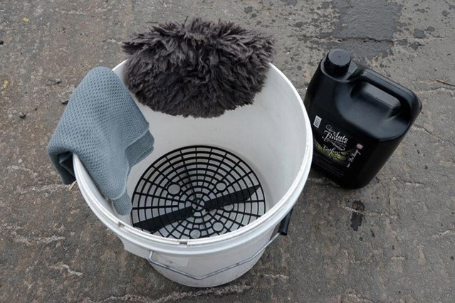 Dùng xô có lót lưới lọc a1