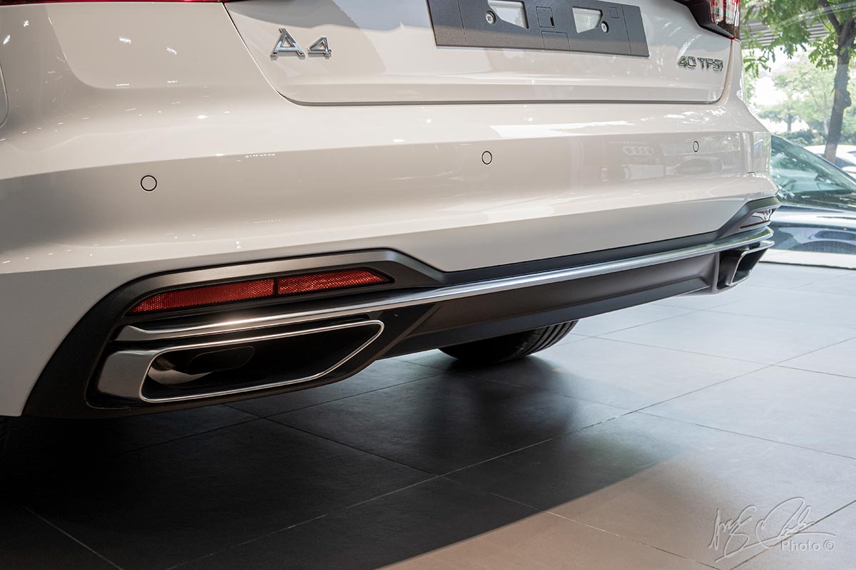 Đánh giá xe Audi A4 2020: cản sau được tinh chỉnh lại với 2 ống xả hình thang.