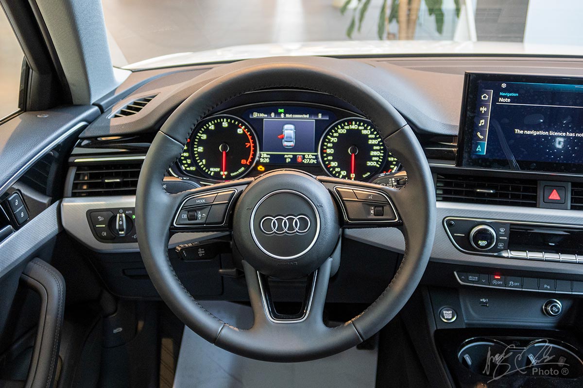 Đánh giá xe Audi A4 2020: vô-lăng vẫn giữ nguyên kiểu dáng cũ.