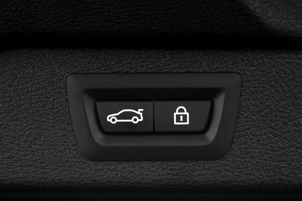 Nút unlock điều khiển mở cốp trên xe.