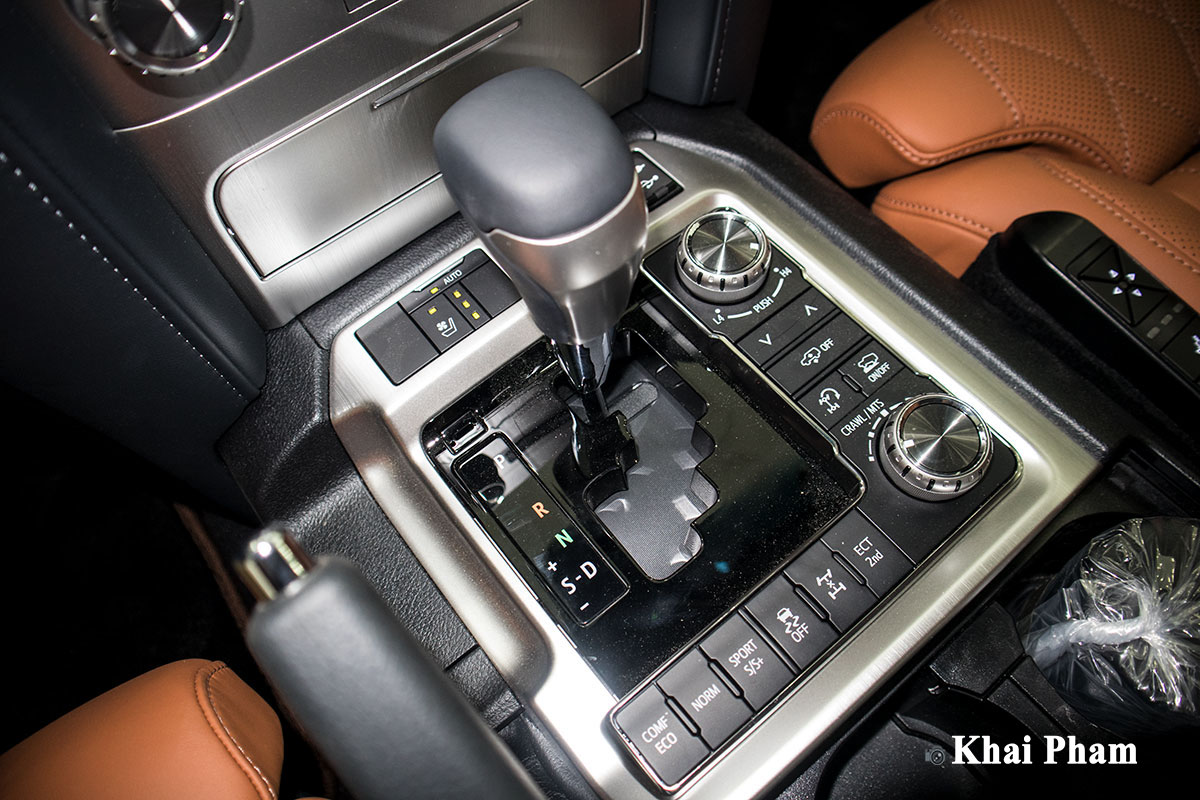 Ảnh chi tiết xe Toyota Land Cruiser 2020 nhập Trung Đông vừa về Việt Nam, giá hơn 9 tỷ đồng ...
