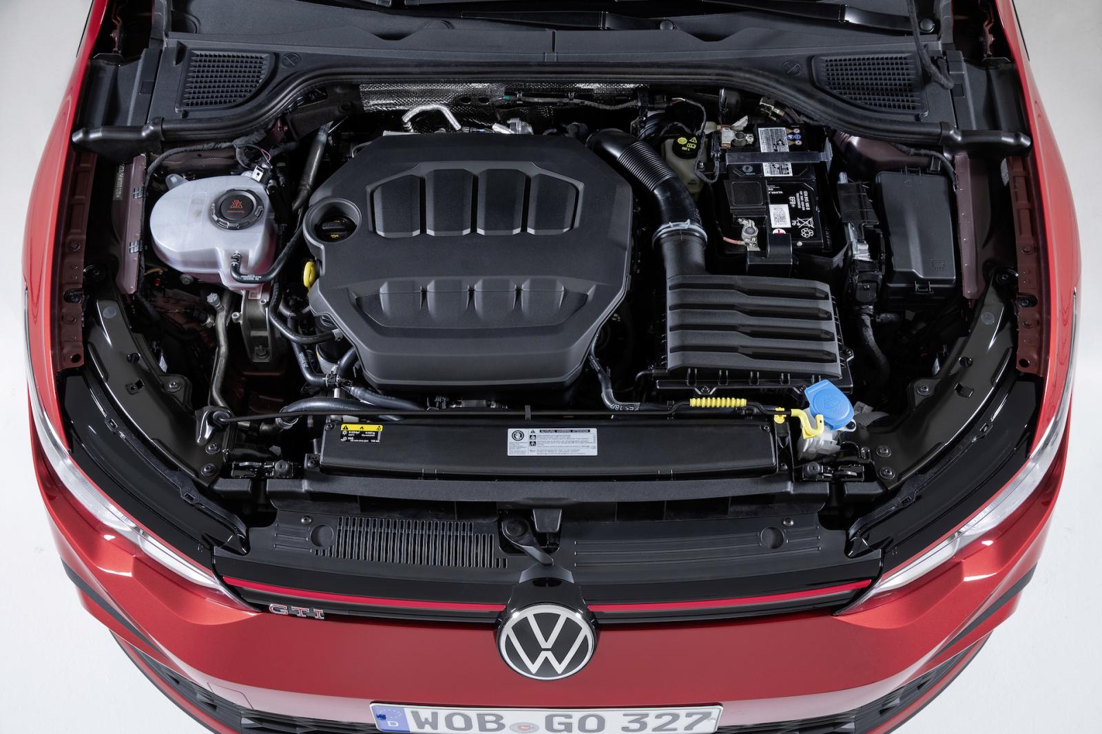 Volkswagen Golf GTI thế hệ mới thăng tiến sức mạnh.