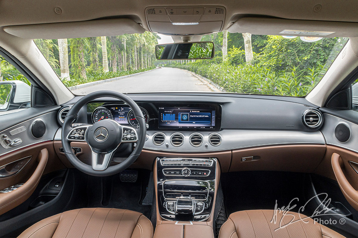 Đánh giá xe Mercedes-Benz E 180 2020: Khoang lái thể hiện sự sang trọng và cao cấp.