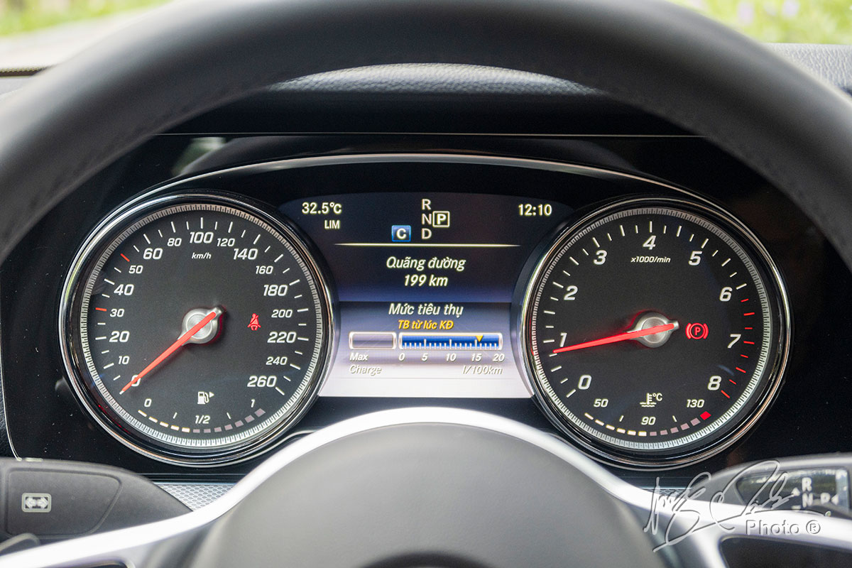 Đánh giá xe Mercedes-Benz E 180 2020: Bảng đồng hồ dạng ống truyền thống.