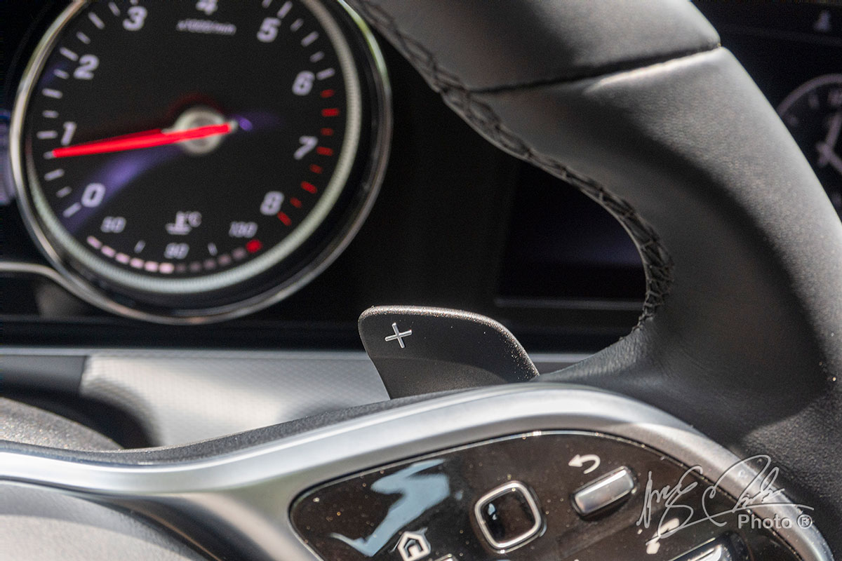 Đánh giá xe Mercedes-Benz E 180 2020: Lẫy chuyển số sau vô-lăng.