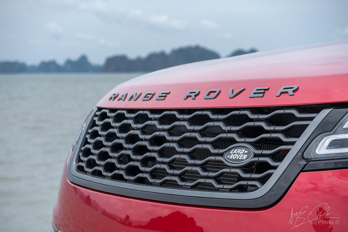 Đánh giá xe Range Rover Velar: Lưới tản nhiệt với thiết kế đồ hoạ dạng mắt xích Đánh giá xe Range Rover Velar: Lưới tản nhiệt với thiết kế đồ hoạ dạng mắt xích.