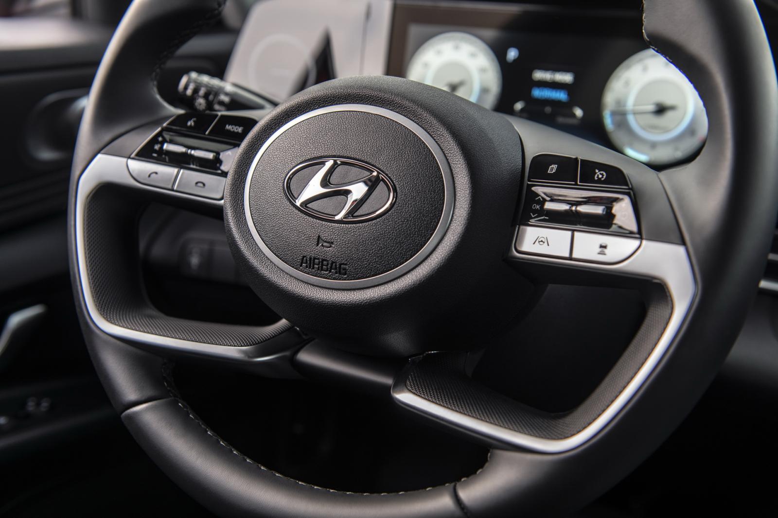 Hyundai Elantra 2021 cải thiện trải nghiệm điều khiển nhưng thiếu hụt về mặt sức mạnh.