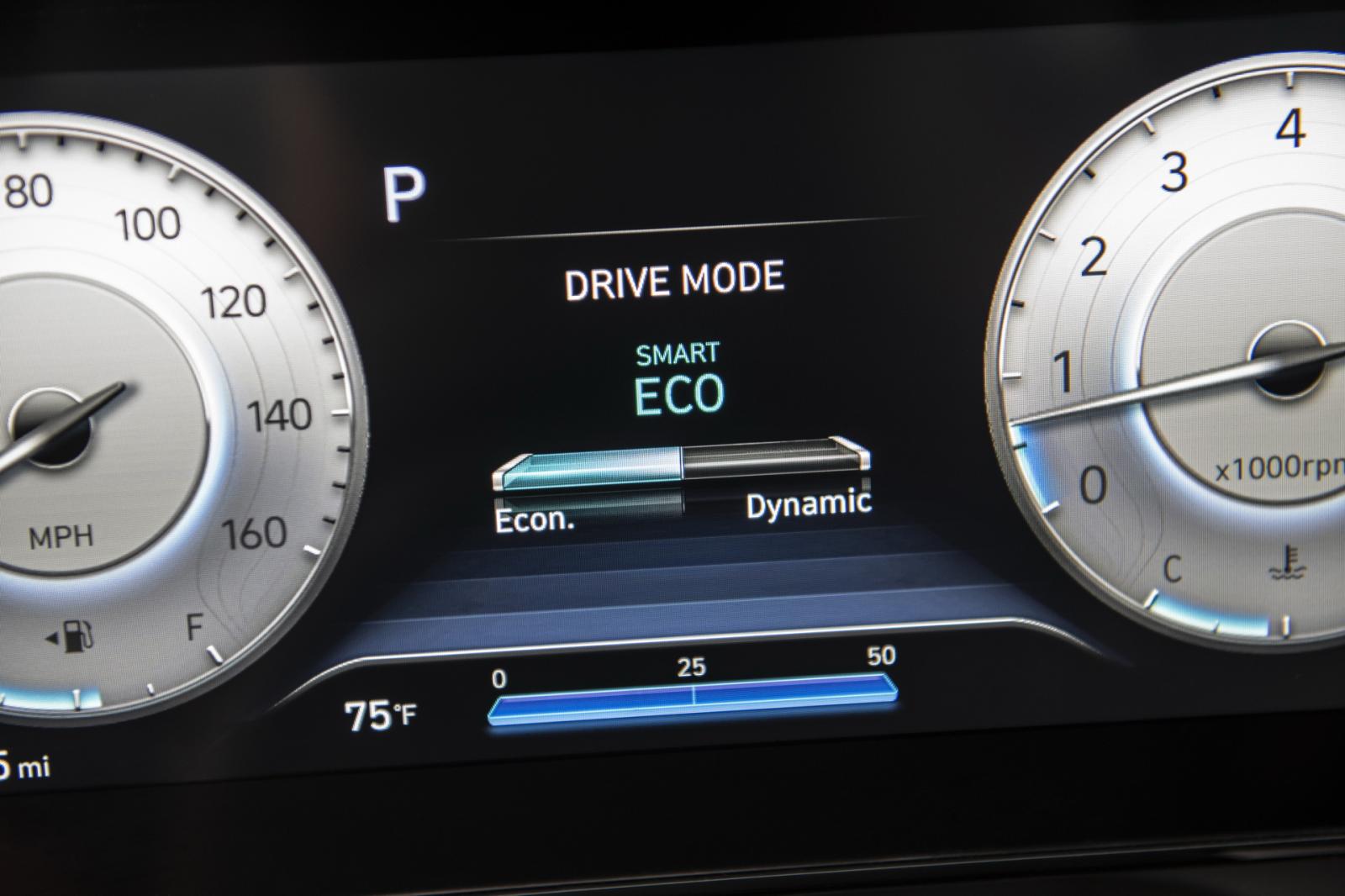 Hyundai Elantra 2021 cân bằng hoàn hảo giữa hiệu suất xe và tiết kiệm nhiên liệu.