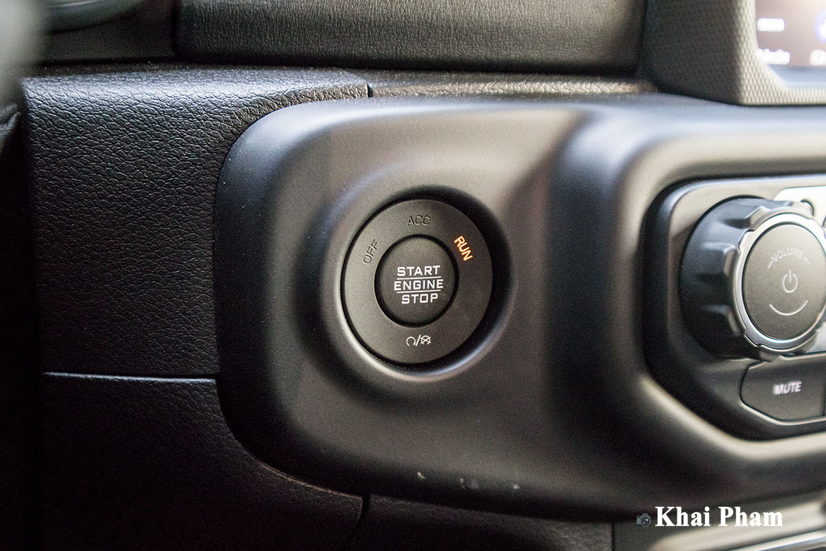 Ảnh nút bấm khởi động xe Jeep Gladiator Launch Edition 2020