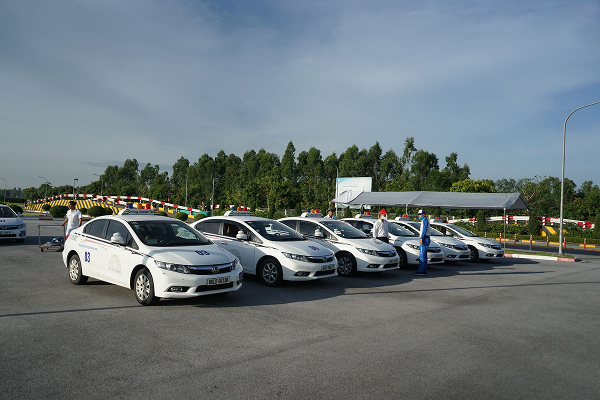 Các mẫu xe ô tô sử dụng thi sát hạch đều là Honda Civic 1.8 Các mẫu xe ô tô sử dụng thi sát hạch đều là Honda Civic 1.8.