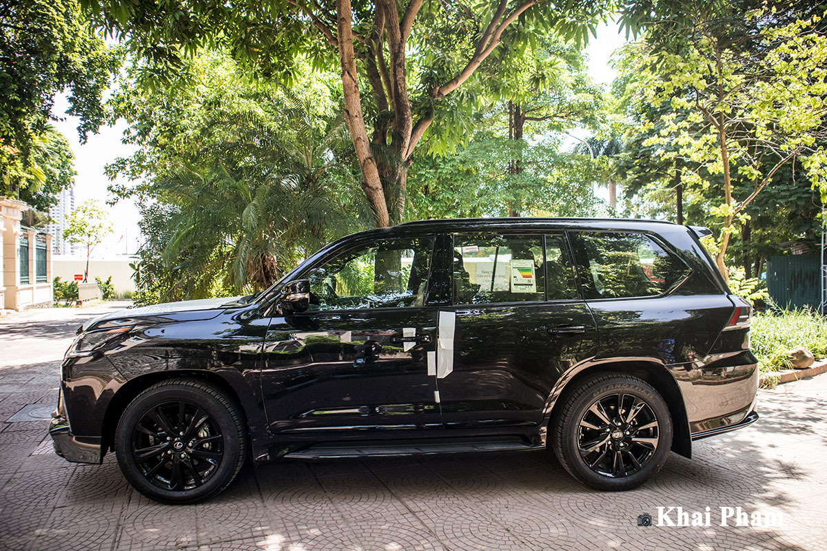 Ảnh chính diện thân xe Lexus LX 570 Super Sport Black Edition 2020