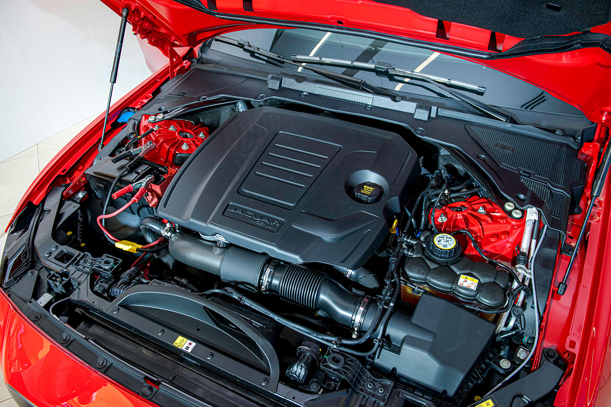 Động cơ Jaguar XE 2020 đã chuyển từ EcoBoost sang loại động cơ do Jaguar Land Rover phát triển.