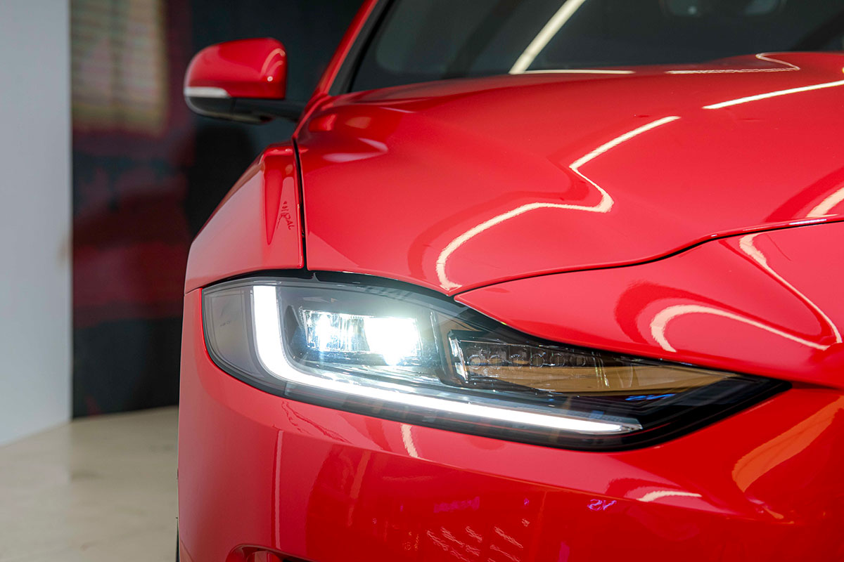 Cụm đèn pha Full LED tiêu chuẩn trên Jaguar XE 2020.
