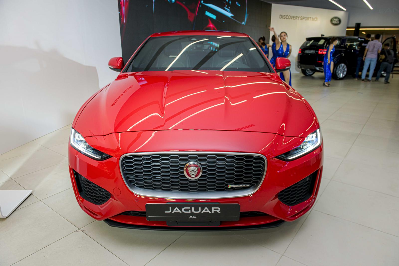 Thông số kỹ thuật xe Jaguar XE 2020: Kích thước 1