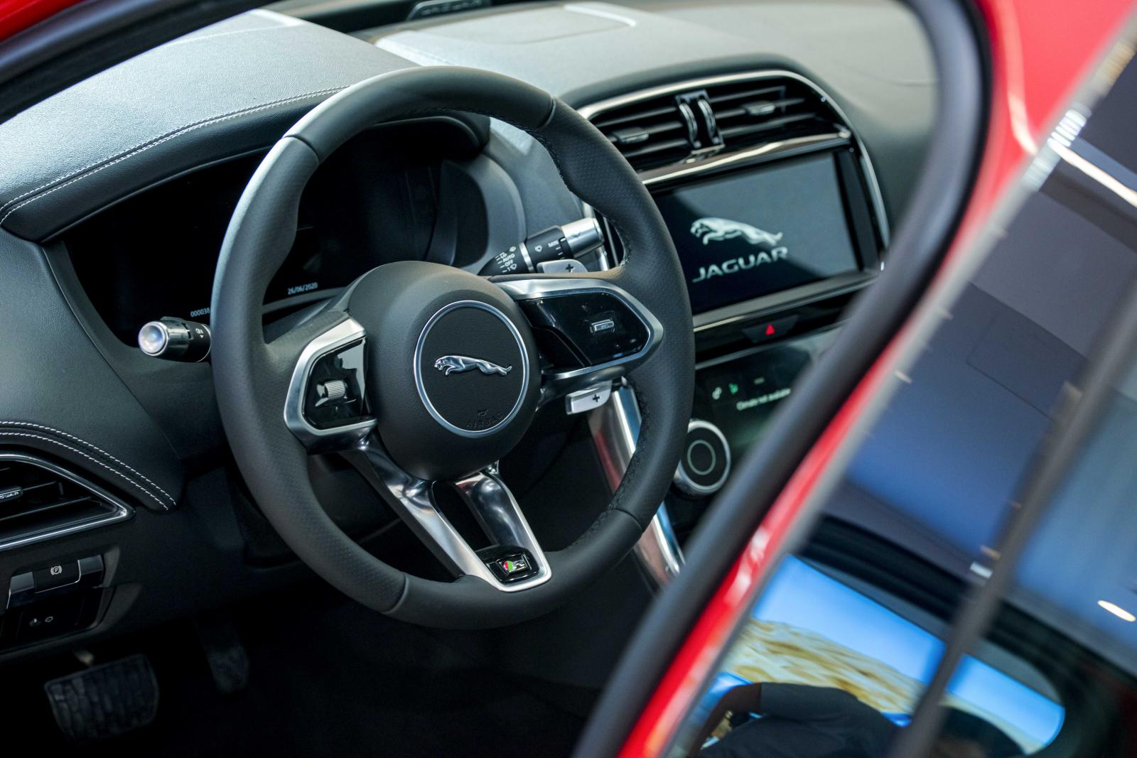 Thông số kỹ thuật xe Jaguar XE 2020: Trang bị nội - ngoại thất 1