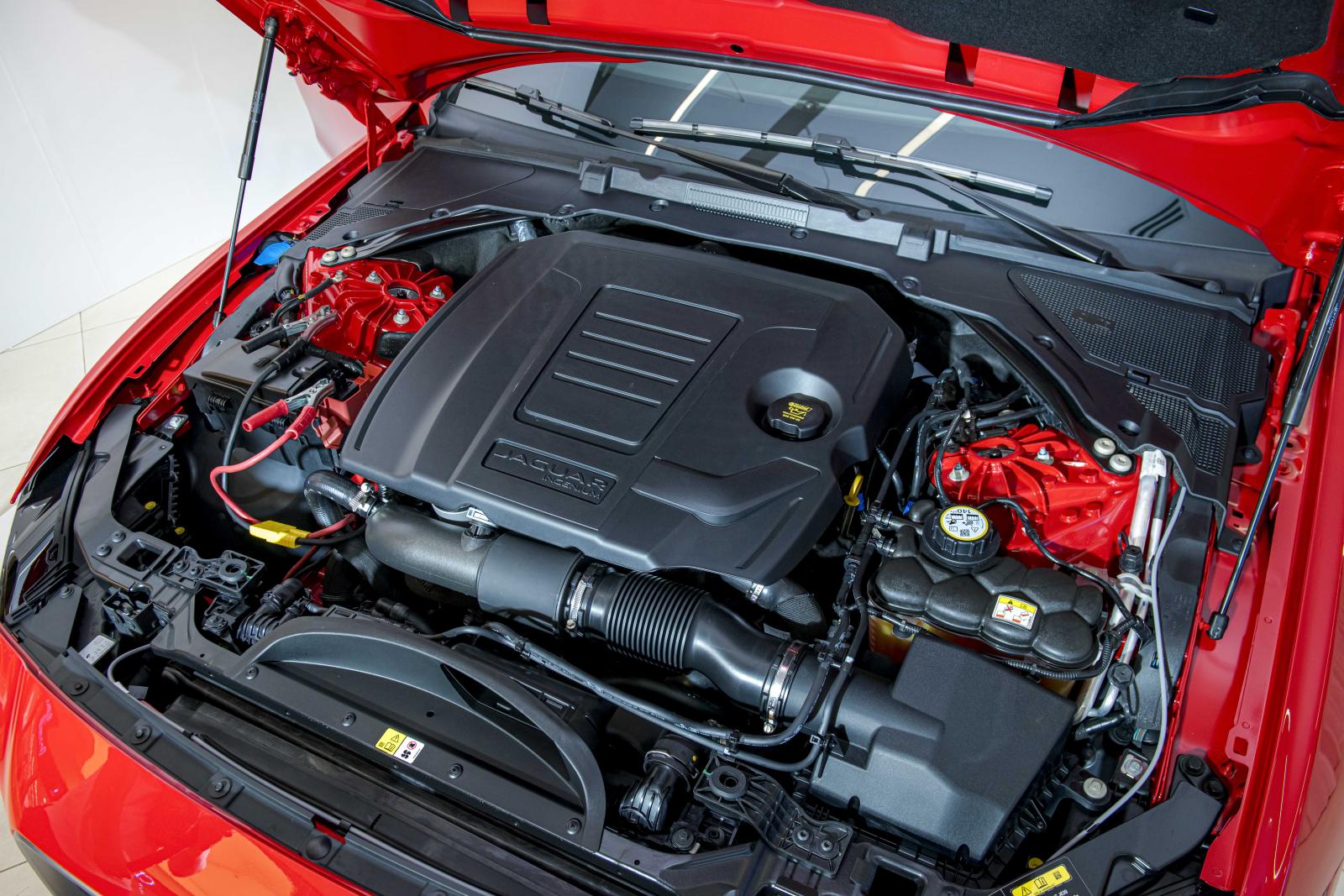 Thông số kỹ thuật xe Jaguar XE 2020: Động cơ 1