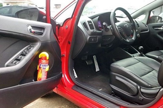 Vị trí tốt nhất để bình cứu hỏa là dưới gầm ghế hành khách phía trước hoặc đặt trong hốc để đồ trên cánh cửa. Vị trí tốt nhất để bình cứu hỏa là dưới gầm ghế hành khách phía trước hoặc đặt trong hốc để đồ trên cánh cửa a2