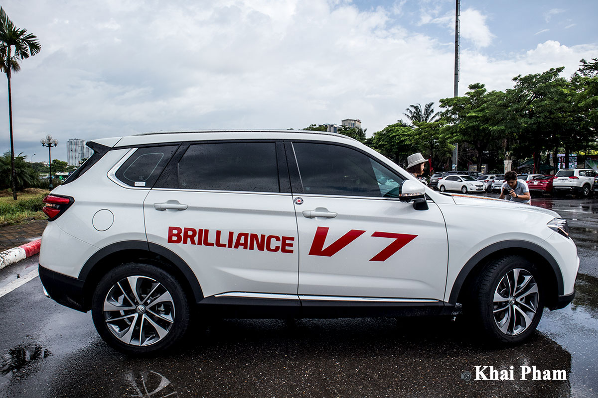 Ảnh chính diện thân xe Brilliance V7 2020 