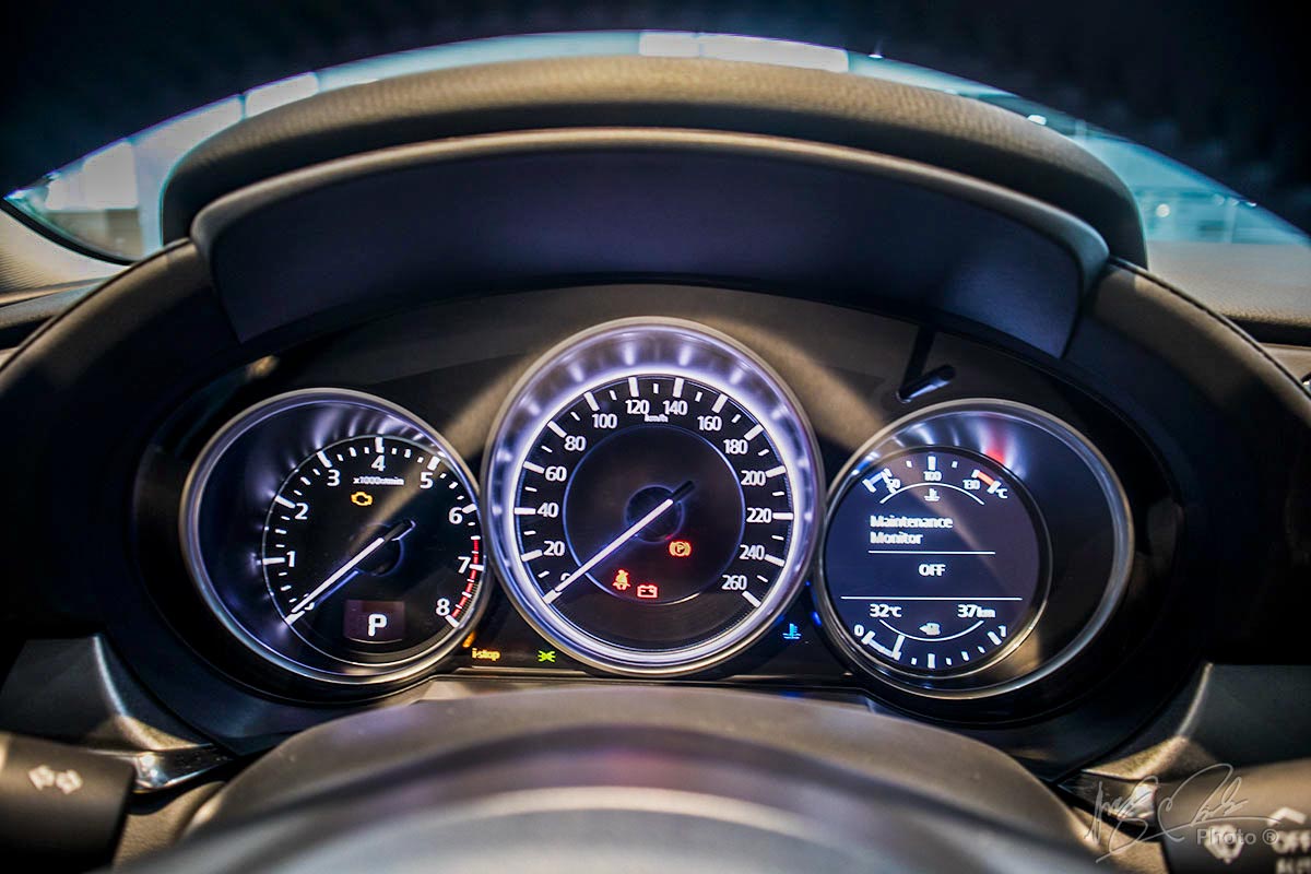 Đánh giá xe Mazda 6 2020: Cụm đồng hồ trên Mazda 6 2.0.