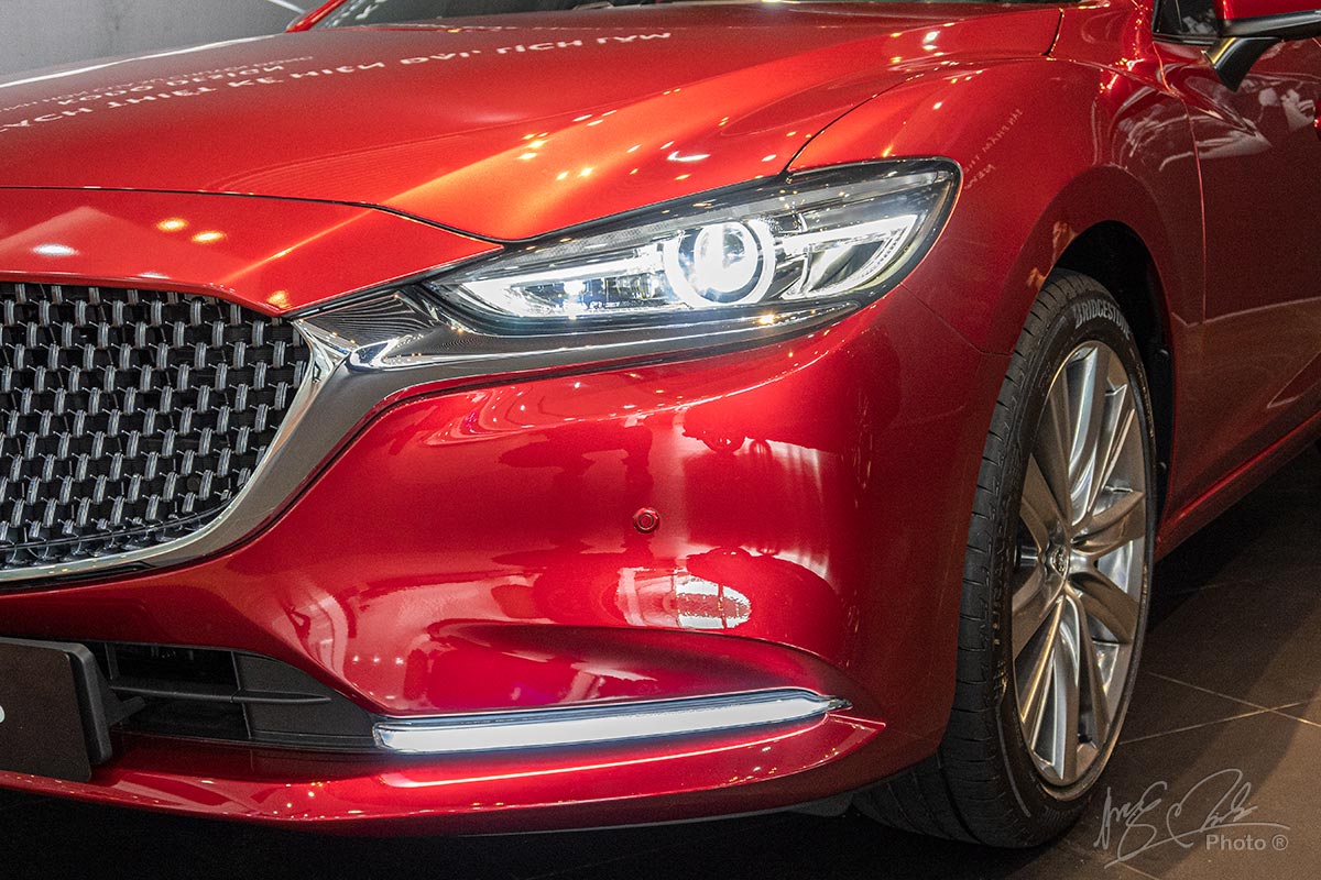 Đánh giá xe Mazda 6 2020: cản trước tinh giản mượt mà.