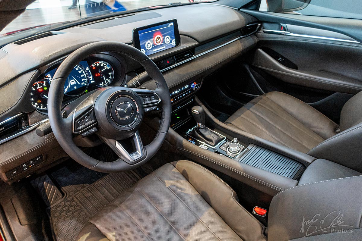 Đổi màu nội thất xe Mazda 6 2024: Mazda 6 2024 mang đến tùy chọn đổi màu nội thất với nhiều sự lựa chọn đa dạng, giúp bạn tạo ra một không gian cabin theo phong cách của riêng mình. Với ưu điểm kết hợp tinh tế giữa kiểu dáng và chất lượng, Mazda 6 2024 sẽ khiến bạn đắm chìm trong không gian xe sang trọng và tiện nghi.