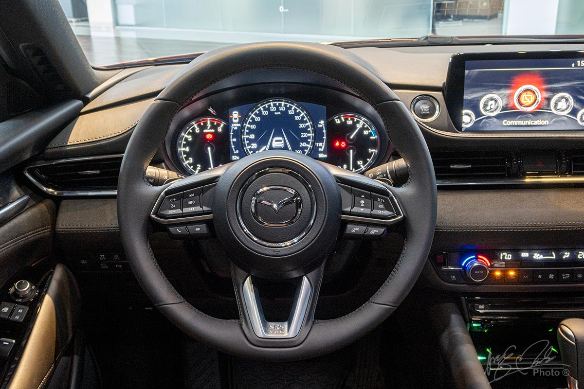 Đánh giá xe Mazda 6 2020: Vô-lăng không có nhiều thay đổi.