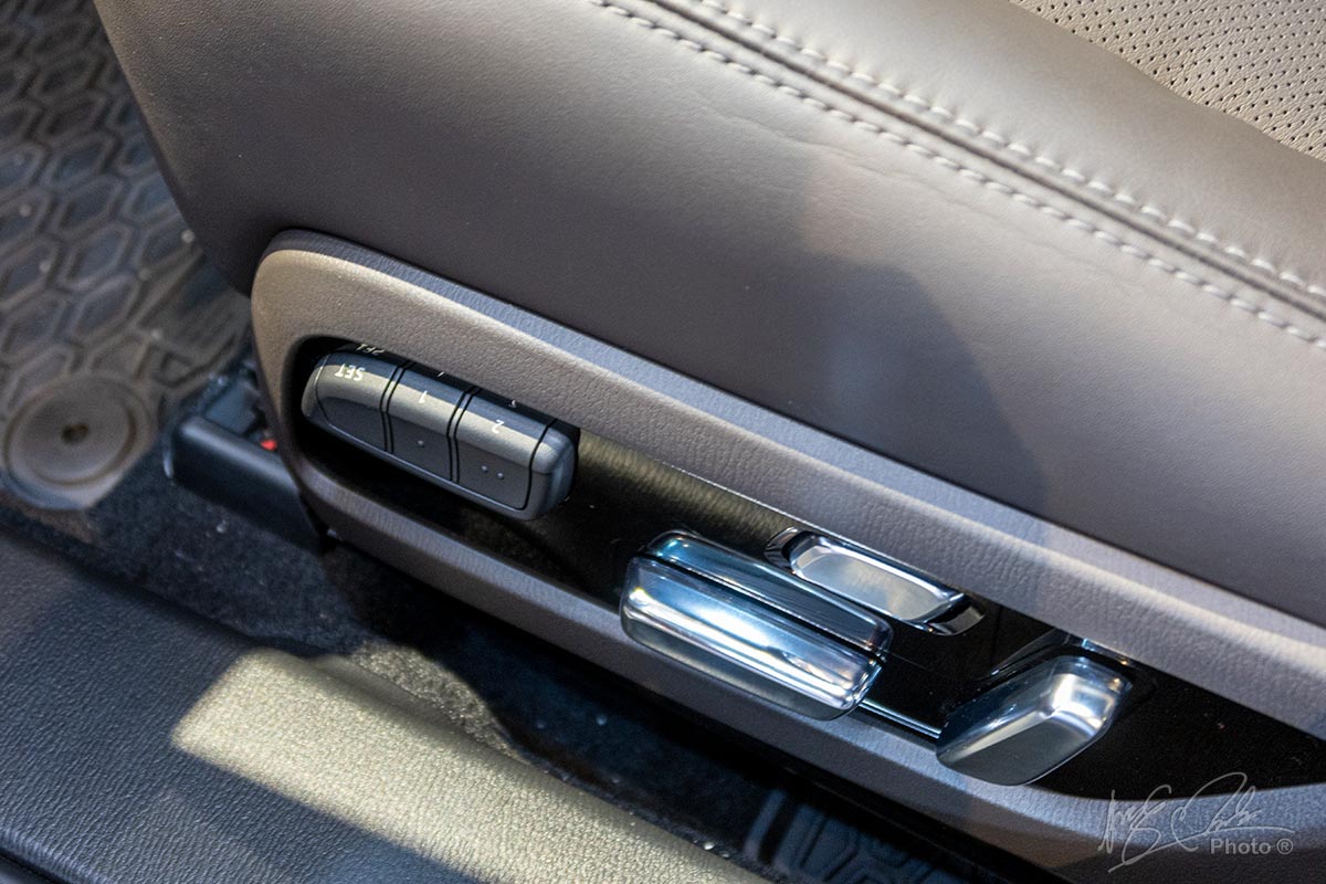Đánh giá xe Mazda 6 2020: Ghế lái điều chỉnh điện nhớ 2 vị trí ghế.