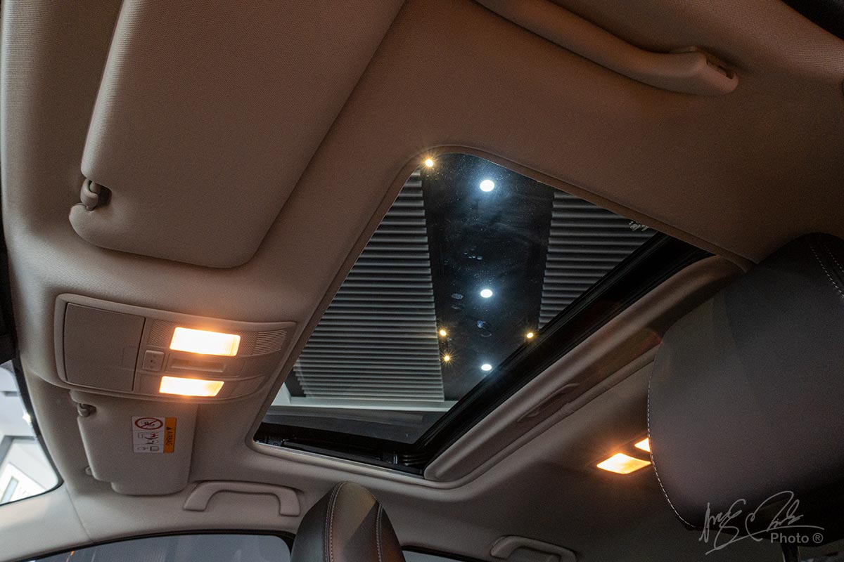 Đánh giá xe Mazda 6 2020: Cửa sổ trời.