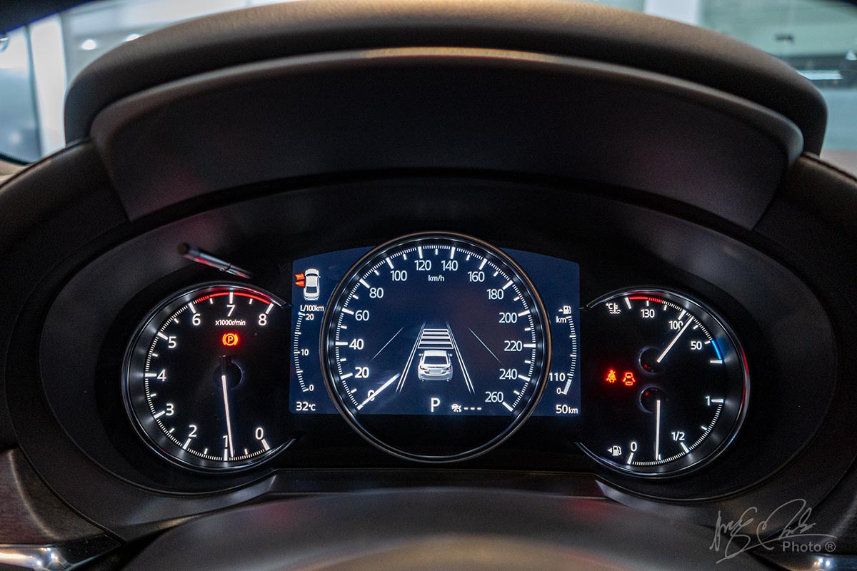 Đánh giá xe Mazda 6 2020: Cụm đồng hồ trên Mazda 6 2.5.