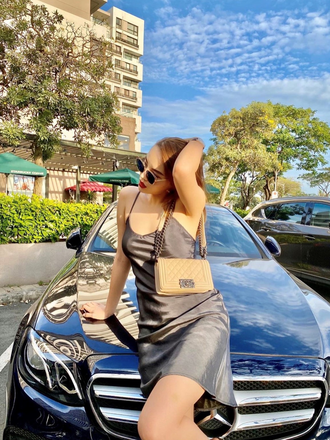 Hoa hậu Kỳ Duyên sánh vai bên Mercedes-Benz E300 AMG a1