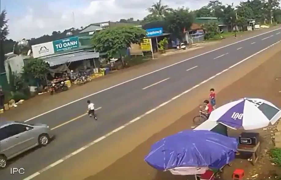 Video: Cậu bé băng qua đường đâm thẳng xe Toyota Innova khiến tất cả bàng hoàng  a1