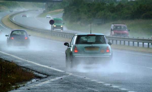 Khi gặp trời mưa, tài xế nên chủ động giảm tốc độ.
