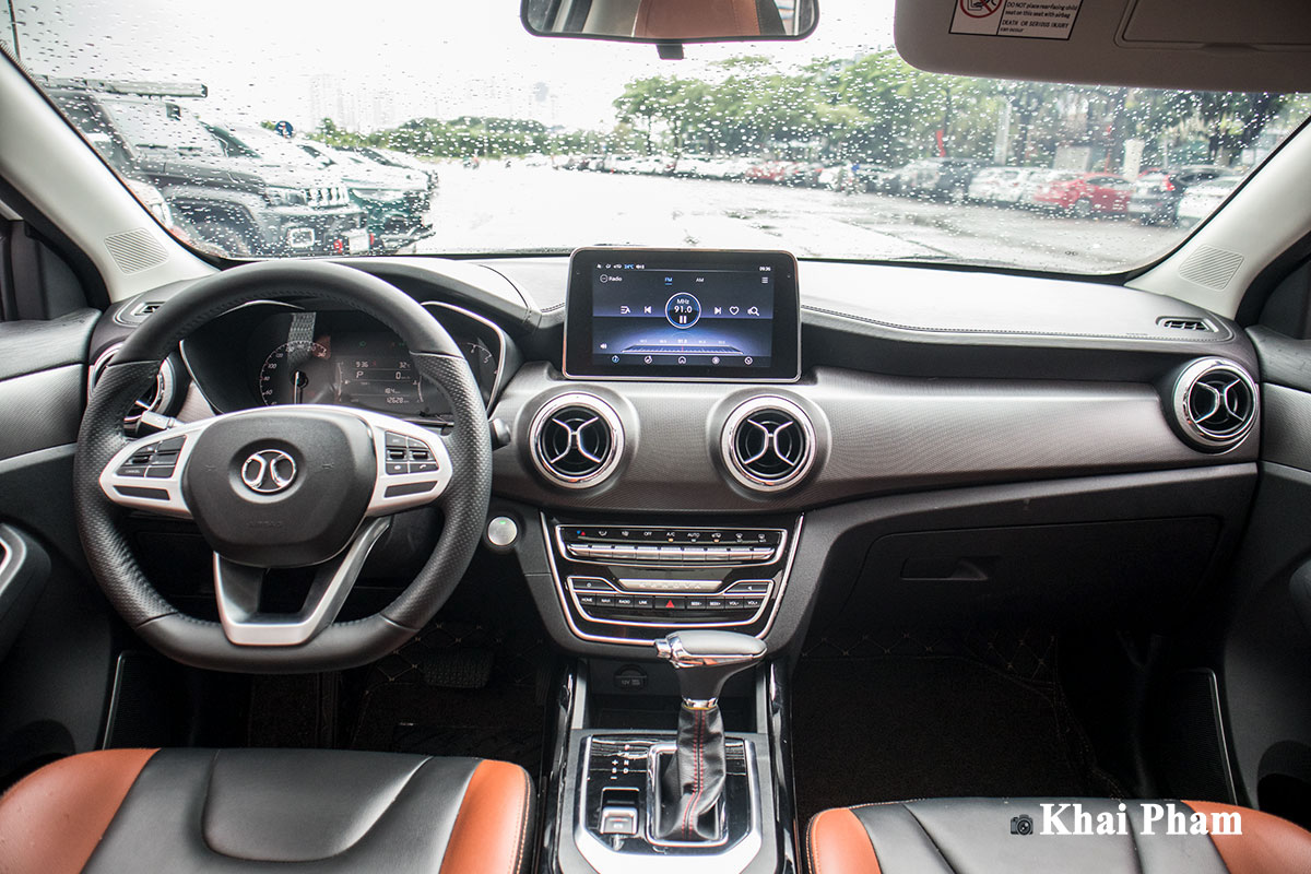 Baic X55 2020 giá rẻ hơn Toyota Vios, nhưng cạnh tranh với Hyundai Tucson, Mazda CX-5 19 Ảnh chính diện khoang lái xe Baic X55 2020