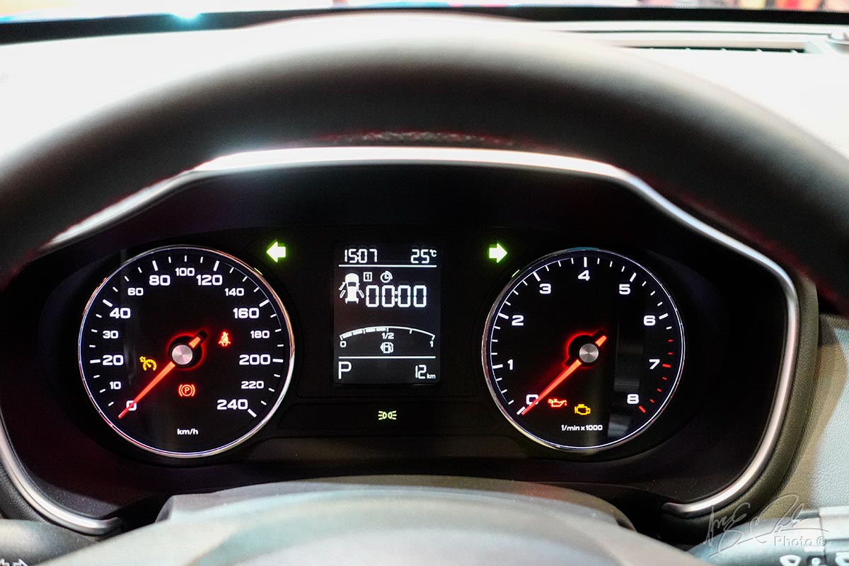 Bảng đồng hồ dạng analog trên MG HS 1.5L.