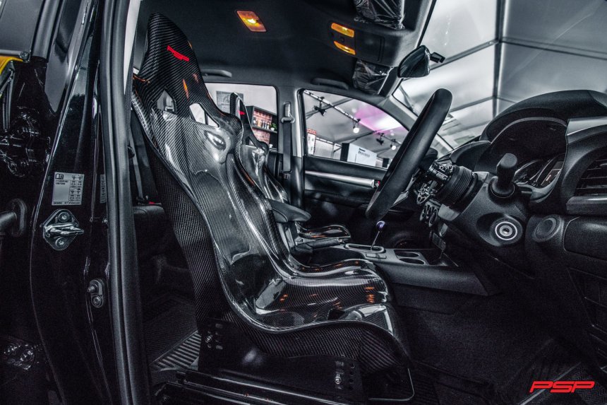 [BIMS 2020] Toyota Hilux Revo Racing Mania trang bị ghế ngồi đặc biệt.