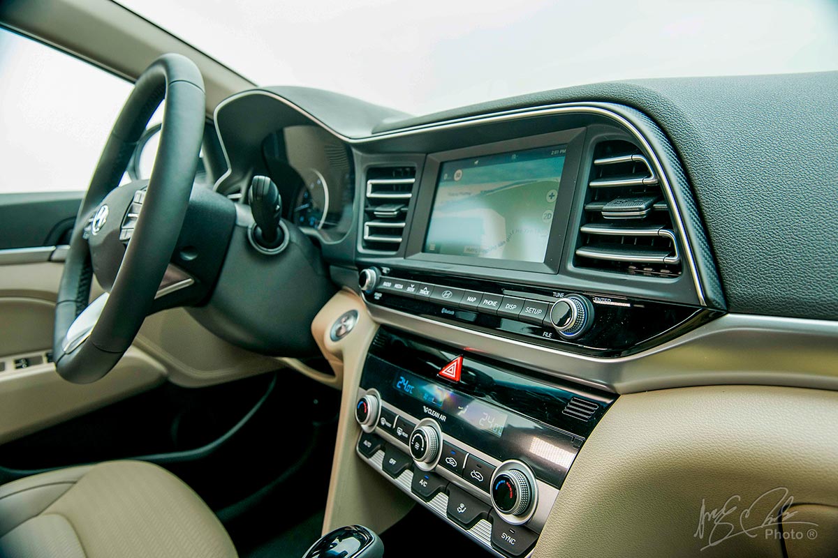 Đánh giá xe Hyundai Elantra 2020: Màn hình cảm ứng 7 inch.